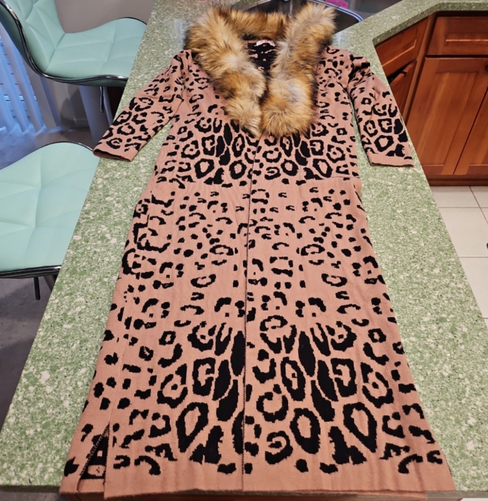 Chic Leopard Print Coat with Faux Fur Collar